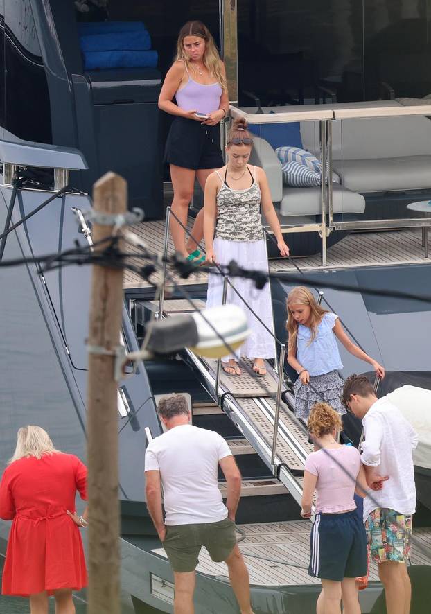 Bivša "Spajsica" Geri Halliwell sa suprugom Christianom i djecom uživa u ljetovanju na Jadranu