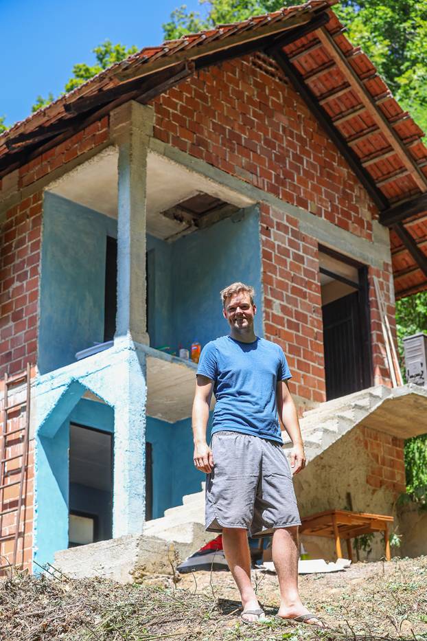 ARHIVA: Američki influenser Justus Reid mora srušiti kuću Zagorju koju je kupio za 5.000 eura i u potpunosti preuredio