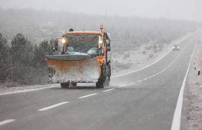 Snijeg pada u splitskom zaleđu, vozače upozoravaju na oprez