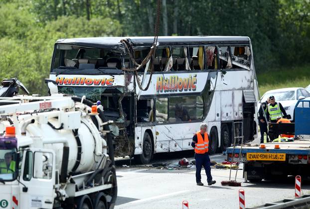 U sudaru autobusa i auta na A3 dvije osobe poginule, više ozlijeđenih