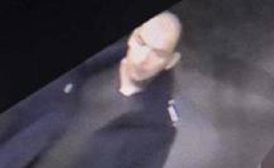 Policija traži ovog čovjeka zbog razbijenih automobila u Puli