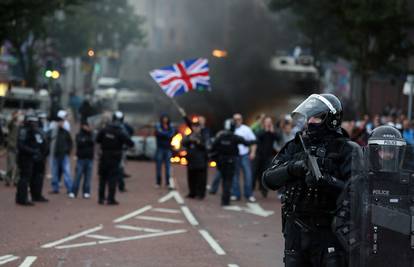 Na ulicama Belfasta ozlijeđeno 56 policajaca, stradala i vozila