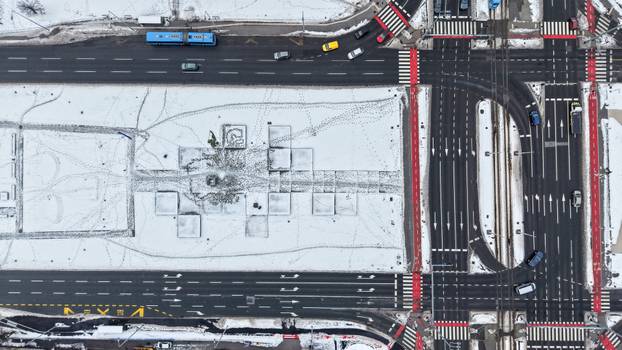 Pogled iz zraka na centar Zagreba prekriven snijegom