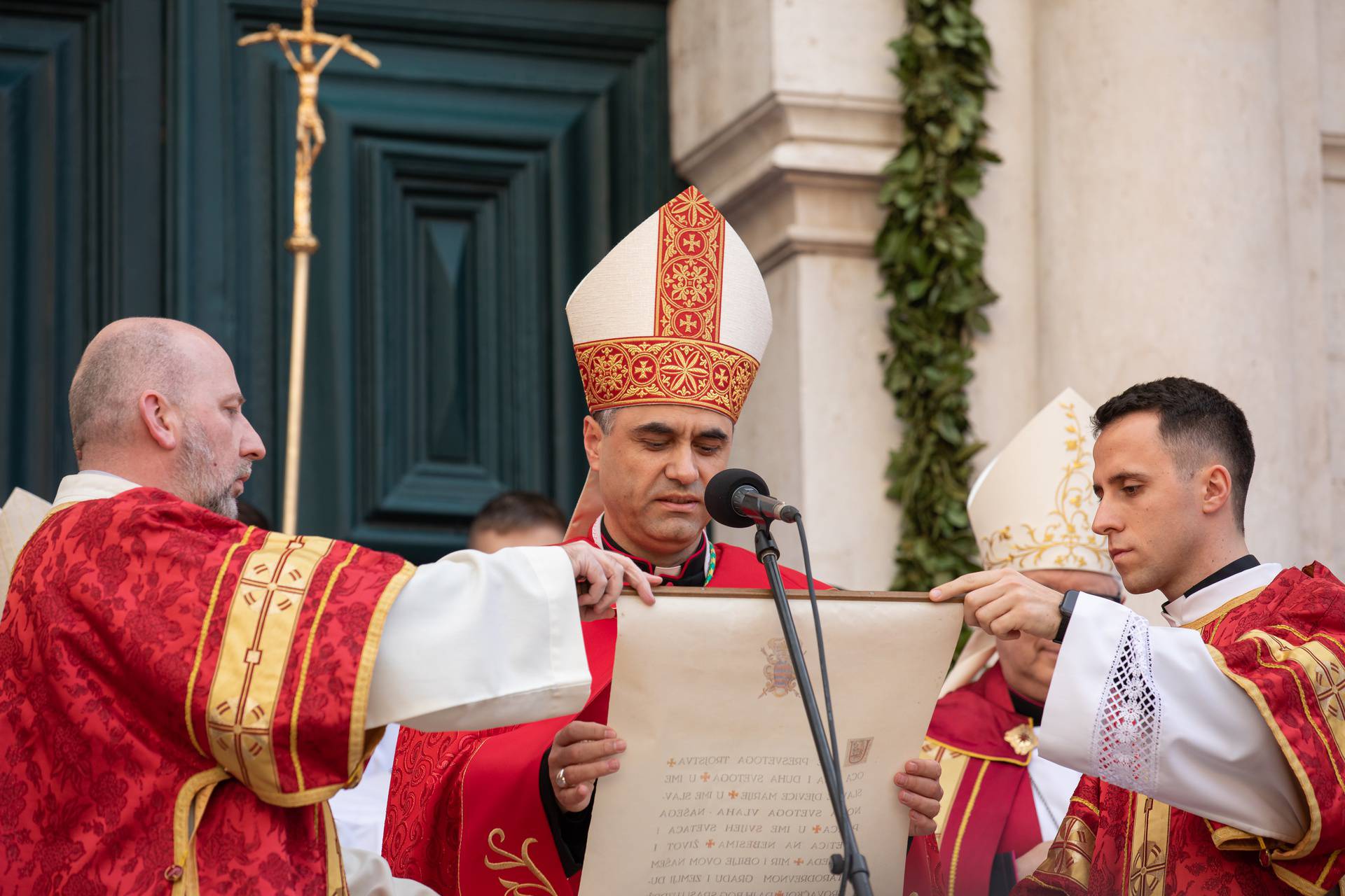 Dubrovnik: Tradicionalnim podizanjem barjaka uz parčevu himnu svečano je otvorena 1051. Festa sv. Vlaha.