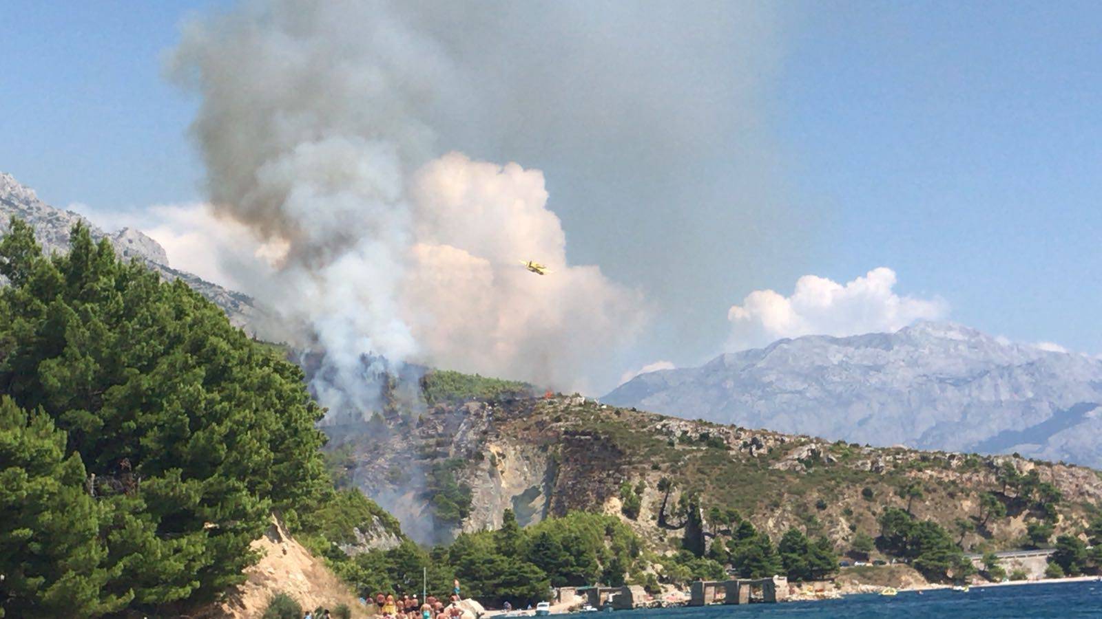 Vatra se širi: Dvije kuće skoro izgorjele, turisti spašavali aute