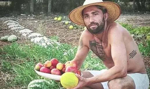 Nedavno je igrao pred desecima tisu&cacute;a navija&ccaron;a, a danas &zcaron;ivi na otoku i uzgaja vo&cacute;e i povr&cacute;e