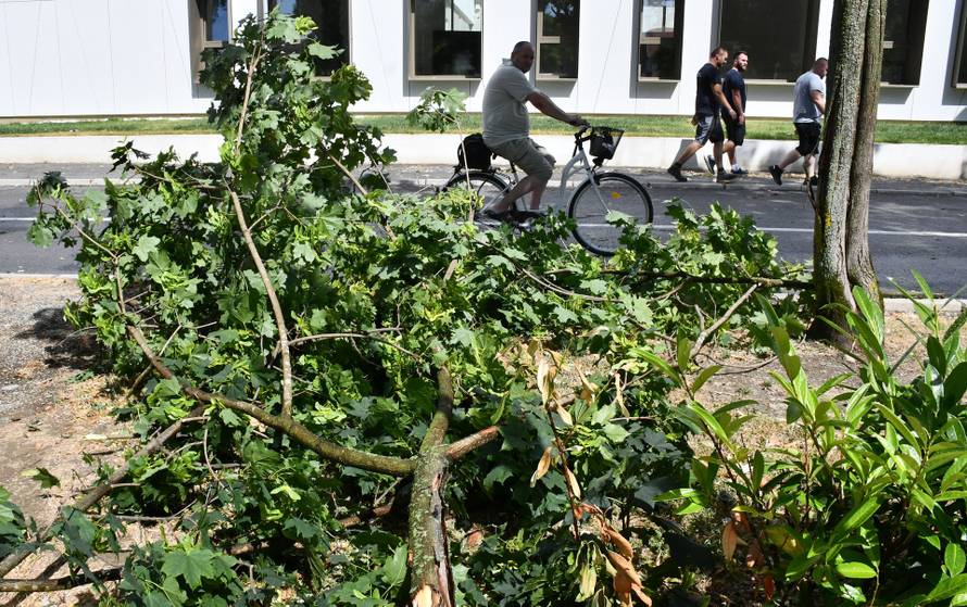 FOTO Dvoje ljudi ozlijeđeno u oluji koja je poharala Zagreb, velika šteta i u Slavoniji...