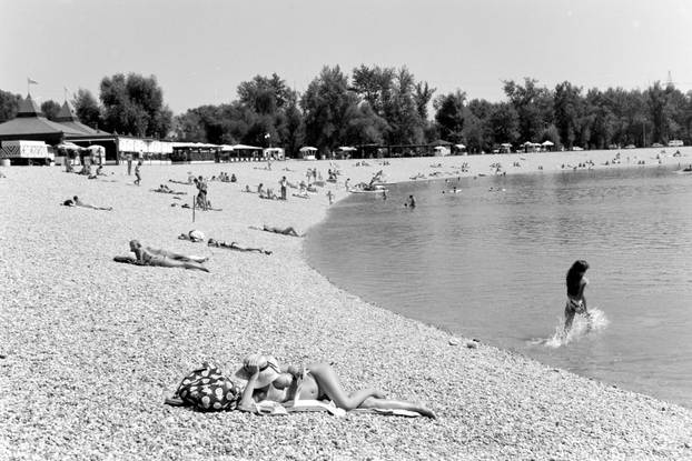 Zagreb: Kako se ljeto bliži kraju, broj kupača na jezeru Jarun sve je manji, 21.8.1994.