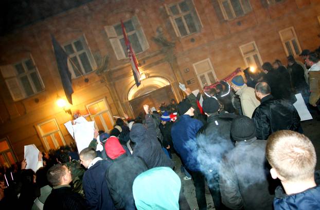 ARHIVA - Zagreb: Prosvjedi diljem zemlje zbog uhićenja Gotovine, razbijen i prozor na zgradi Vlade