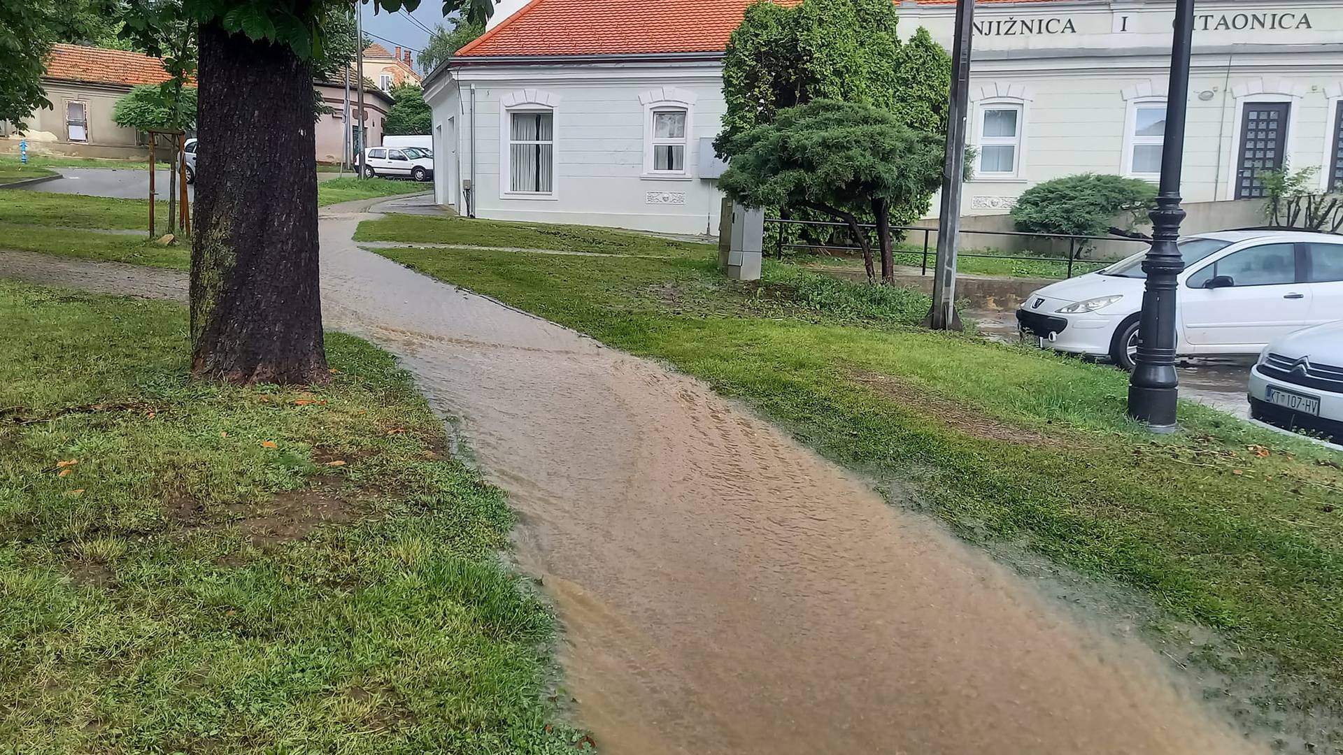 Katastrofa u Kutini i okolici: Vatrogasci zatrpani pozivima,  poplavila škola, sud, kuće...