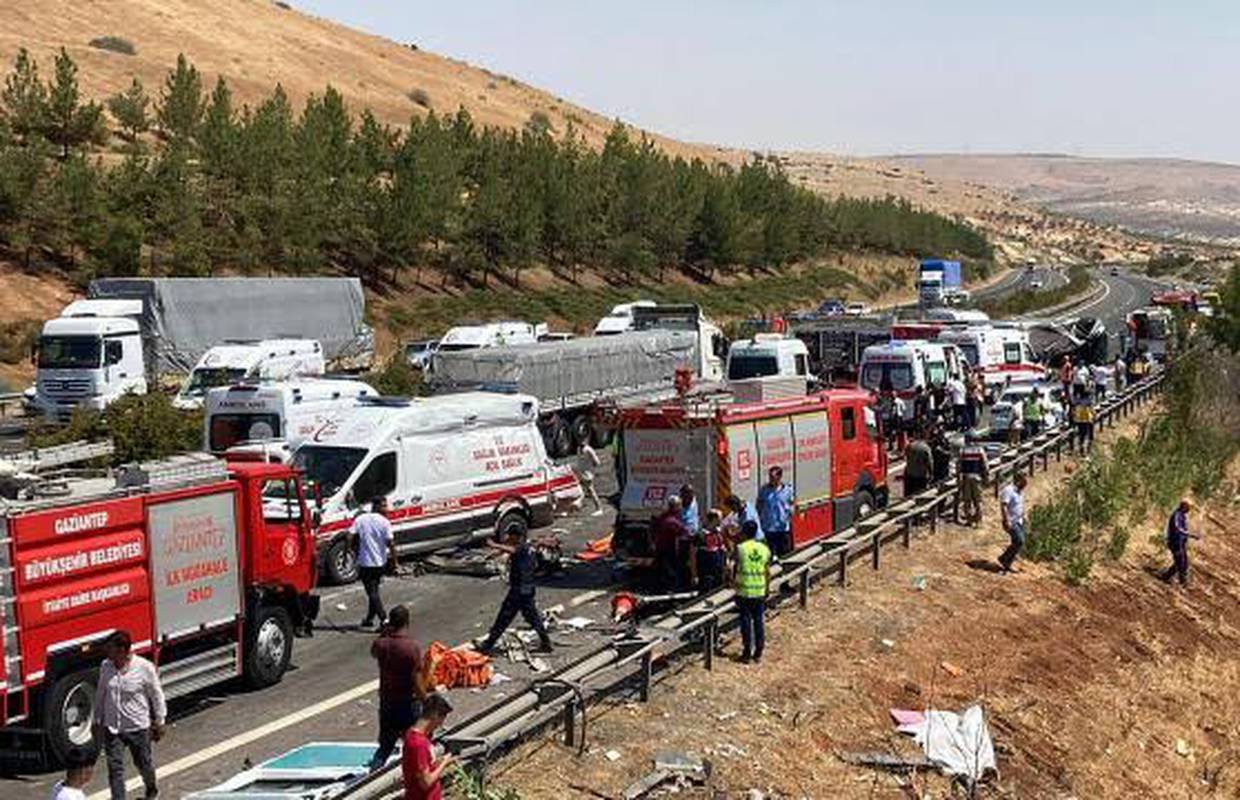 Užas u Turskoj: Službe došle na mjesto nesreće, a onda se u njih zabio bus. Poginulo je 15 ljudi