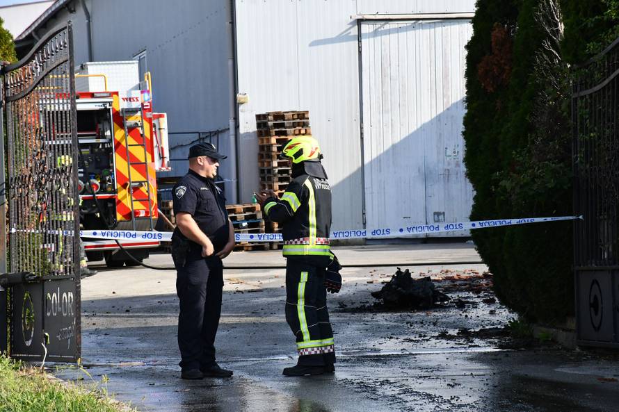 FOTO Ugasili požar kod Požege: Izgorjeli skupocjeni auti, veću tragediju spriječili su vatrogasci