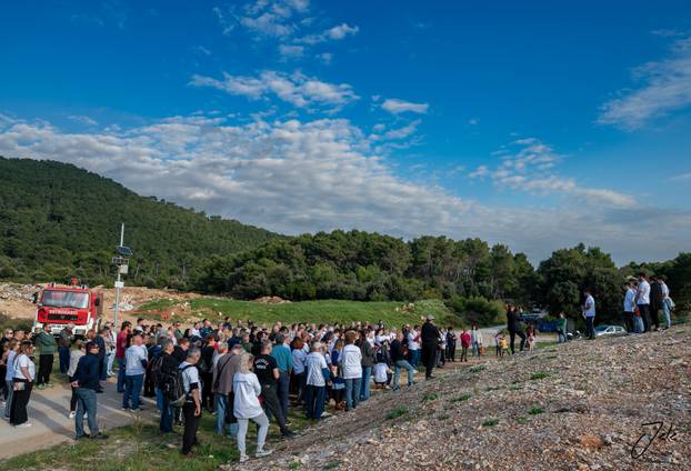 Tuga na Lastovu: Više od 200 lampiona zasvijetlilo u spomen na tragično preminulog Frana
