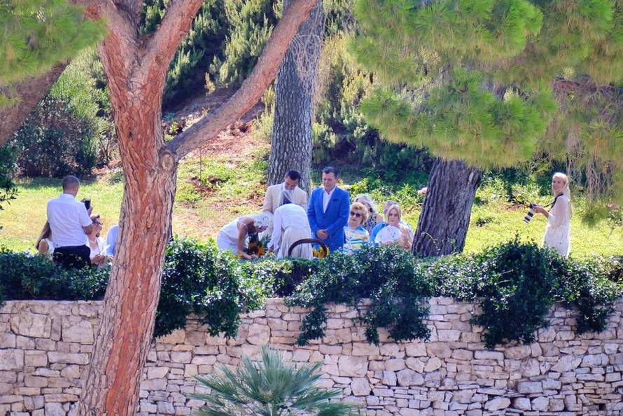 Na prvom vjenčanju Ana Gruica nosila je čipkastu kapicu na glavi, a u ruci buket suncokreta