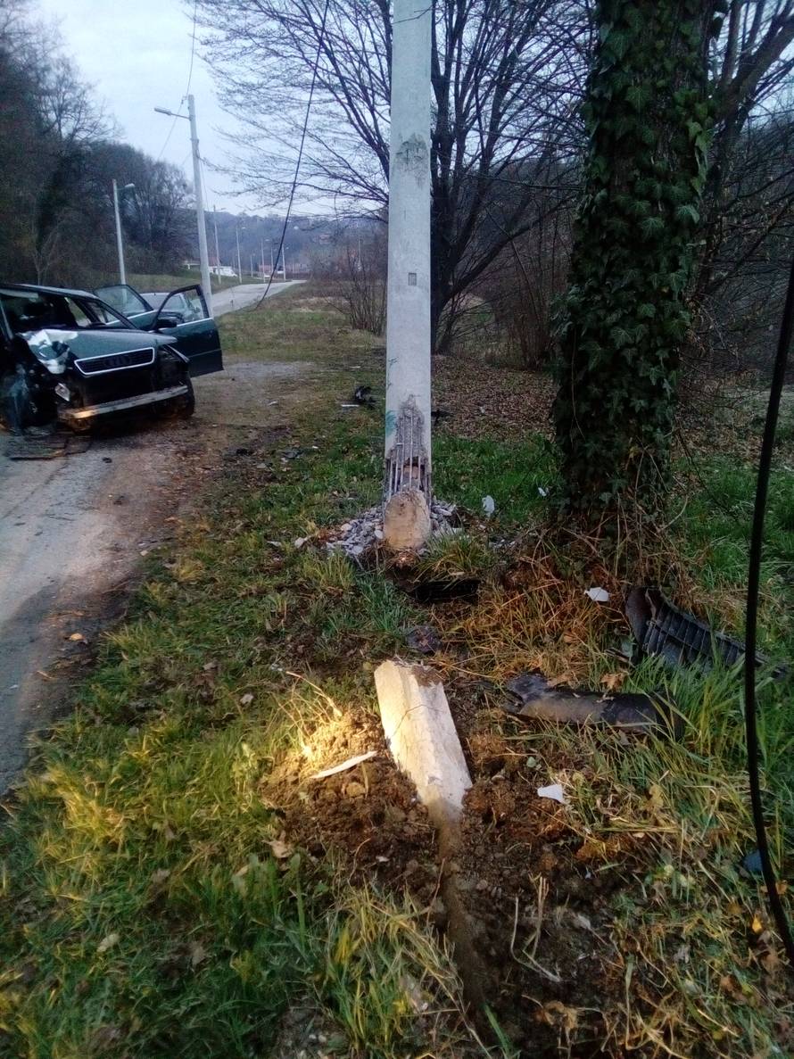 Autom se zabio u stup, među petero ozlijeđenih troje djece