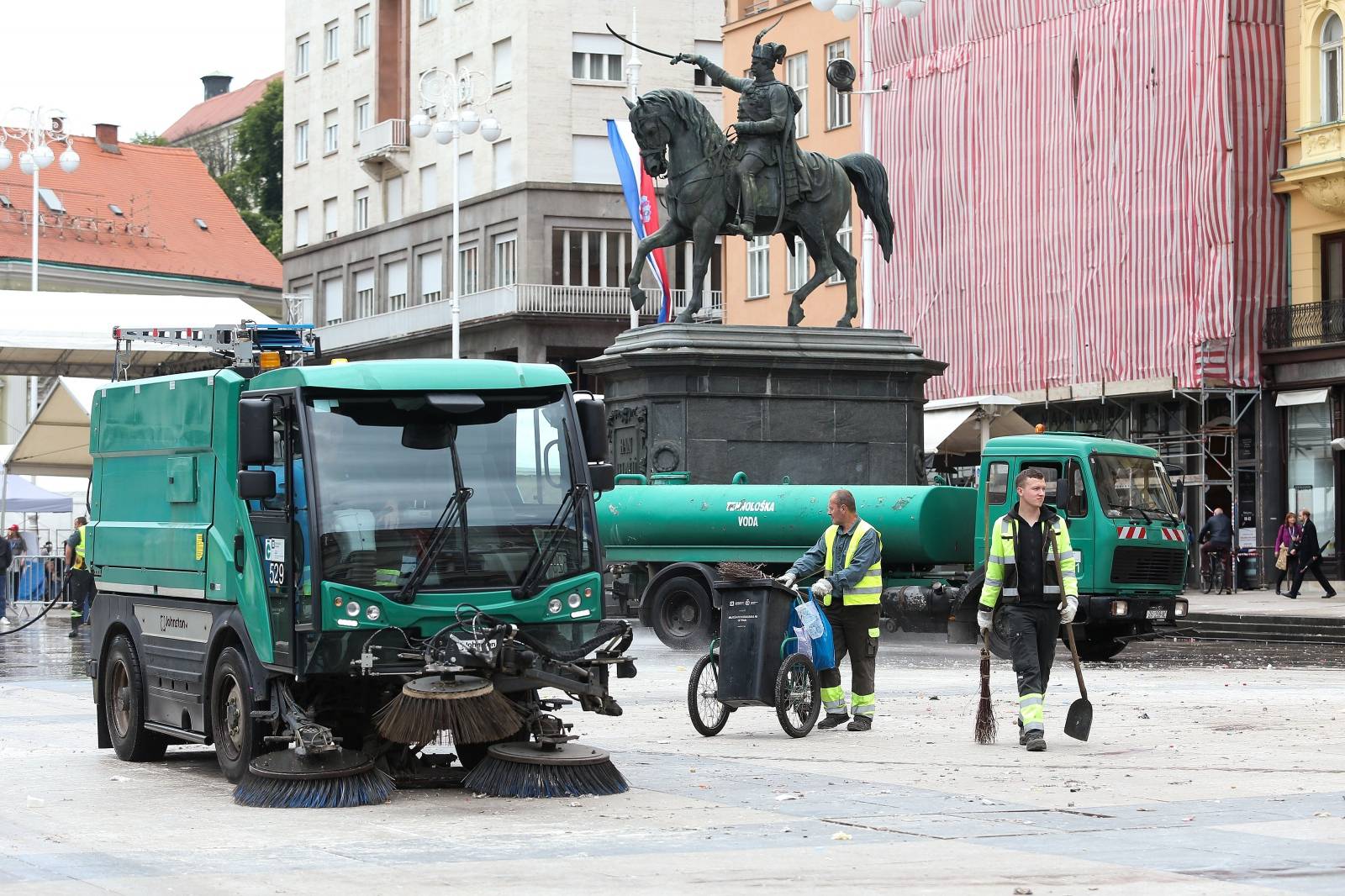Zagreb: Djelatnici ÄistoÄe prionuli su ÄiÅ¡Äenju glavnog trga nakon norijade