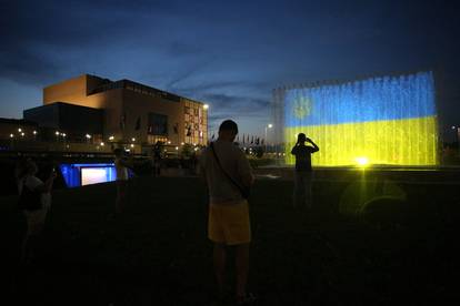 Zagreb: Ukrajiska zastava na fontanama povodom obljetnice Dana neovisnosti Ukrajine 