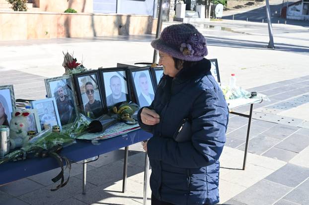 Brojni stanovnici Kočana oplakuju poginule na dan njihova sprovoda