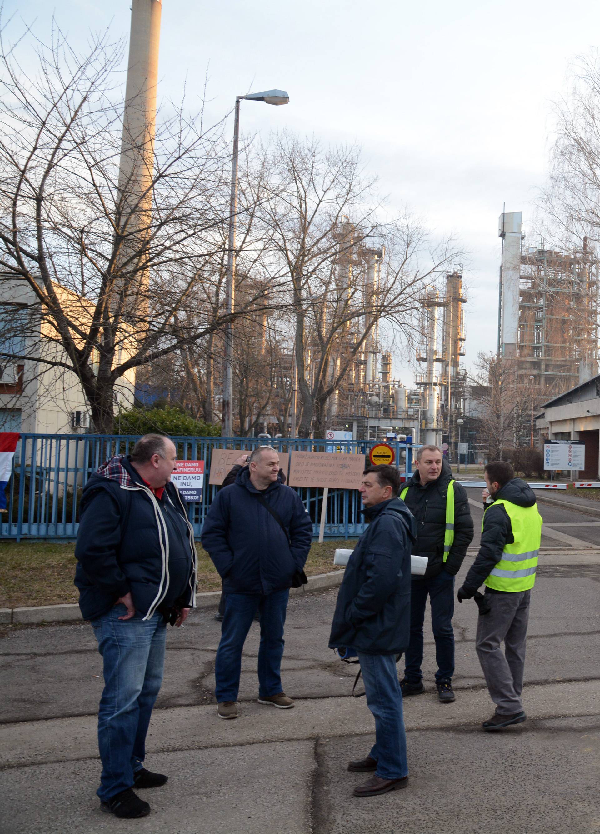 Radnici Rafinerije nafte Sisak prosvjeduju zbog zatvaranja tvrtke