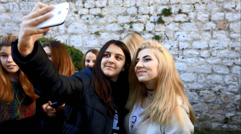 Fanovi uživali u druženju i snimanju selfija s youtuberima 