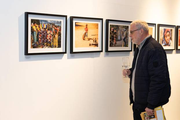 Osijek: Svečano otvorenje izložbe fotografija fotoreporterke Pixsella Emice Elveđi "Srce za Afriku"