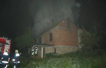 U požaru obiteljske kuće izgorjelo potkrovlje i sobe 