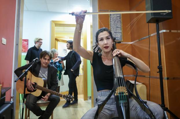 Zagreb: Ana Rucner i Vlado Kalember sa sinom Darianom nastupili u domu za starije i nemoćne Omea