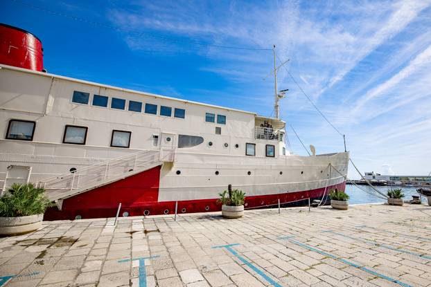 FOTO Zavirite u prvi brod-hotel u Hrvatskoj: Noćenje na ovom brodu u Rijeci ima posebnu čar