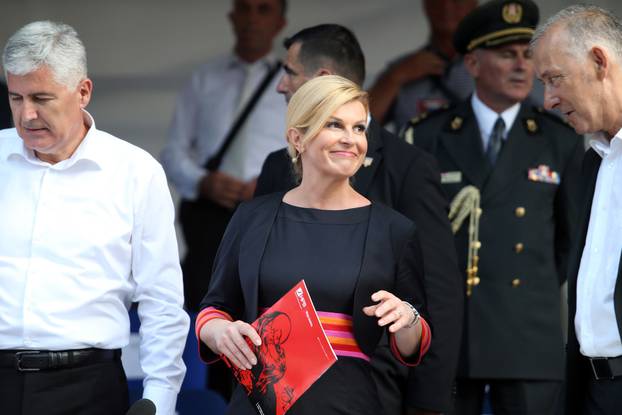 Sinj: Svečana povorka 303. Sinjske alke pored lože