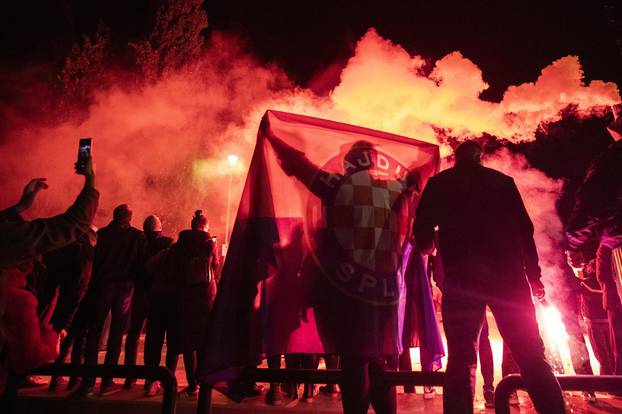 Navijači priredili doček igračima Hajduka koji su slavili u derbiju s Dinamom