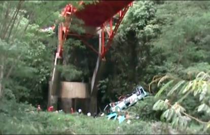 Autobus sletio s mosta od sto metara, najmanje 17 poginulih
