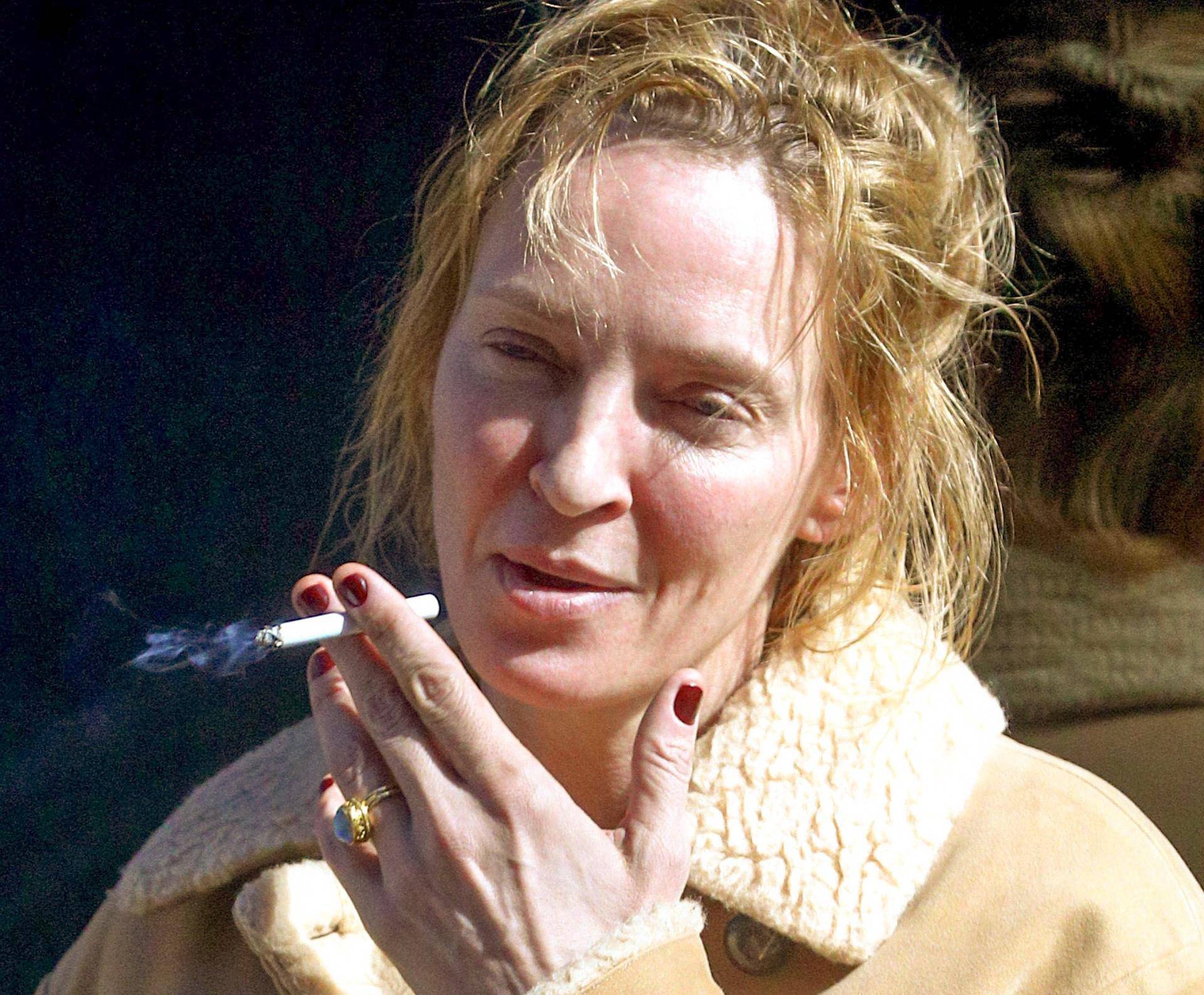 *EXCLUSIVE* Uma Thurman looks run down smoking cigarettes