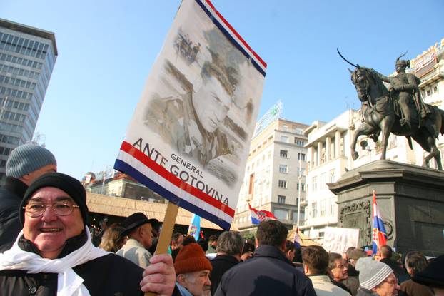 ARHIVA -  Tristotinjak osoba okupilo se na Jelačićevom trgu tijekom skupa podrške Gotovini
