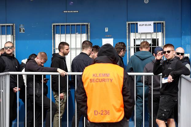 Zagreb: Navijači u dugačkom redu čekaju ulaznice za utakmicu Dinamo - Hajduk