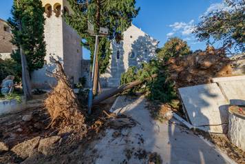Split: Posljedice olujnog nevremena ispred samostana Sv. Ante na Poljudu