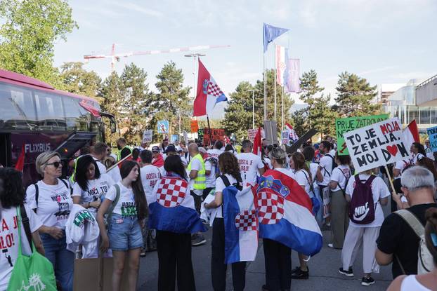 Zagreb: Okupljanje prosvjednika Hodaj za Liku, hodaj za Hrvatsku