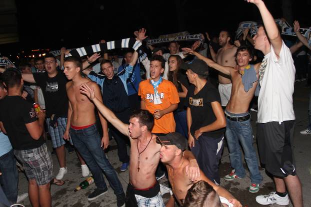 Rijeka: Nakon slijetanja u zra?nu luku igra?i HNK Rijeke proslavili pobjedu na Korzu