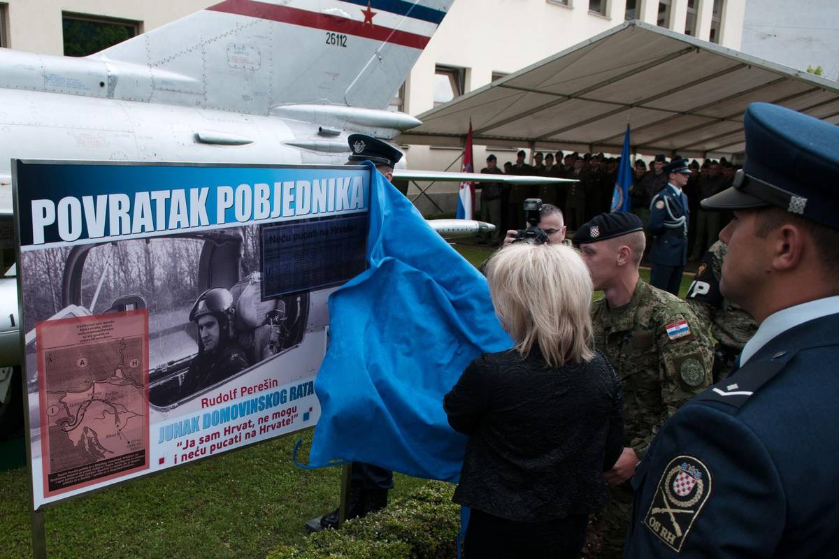 'Povratak pobjednika': Ispred MORH-a otkrili Perešinov MiG