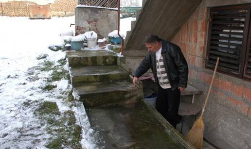 Muškarac se poskliznuo na stubištu, pao i preminuo