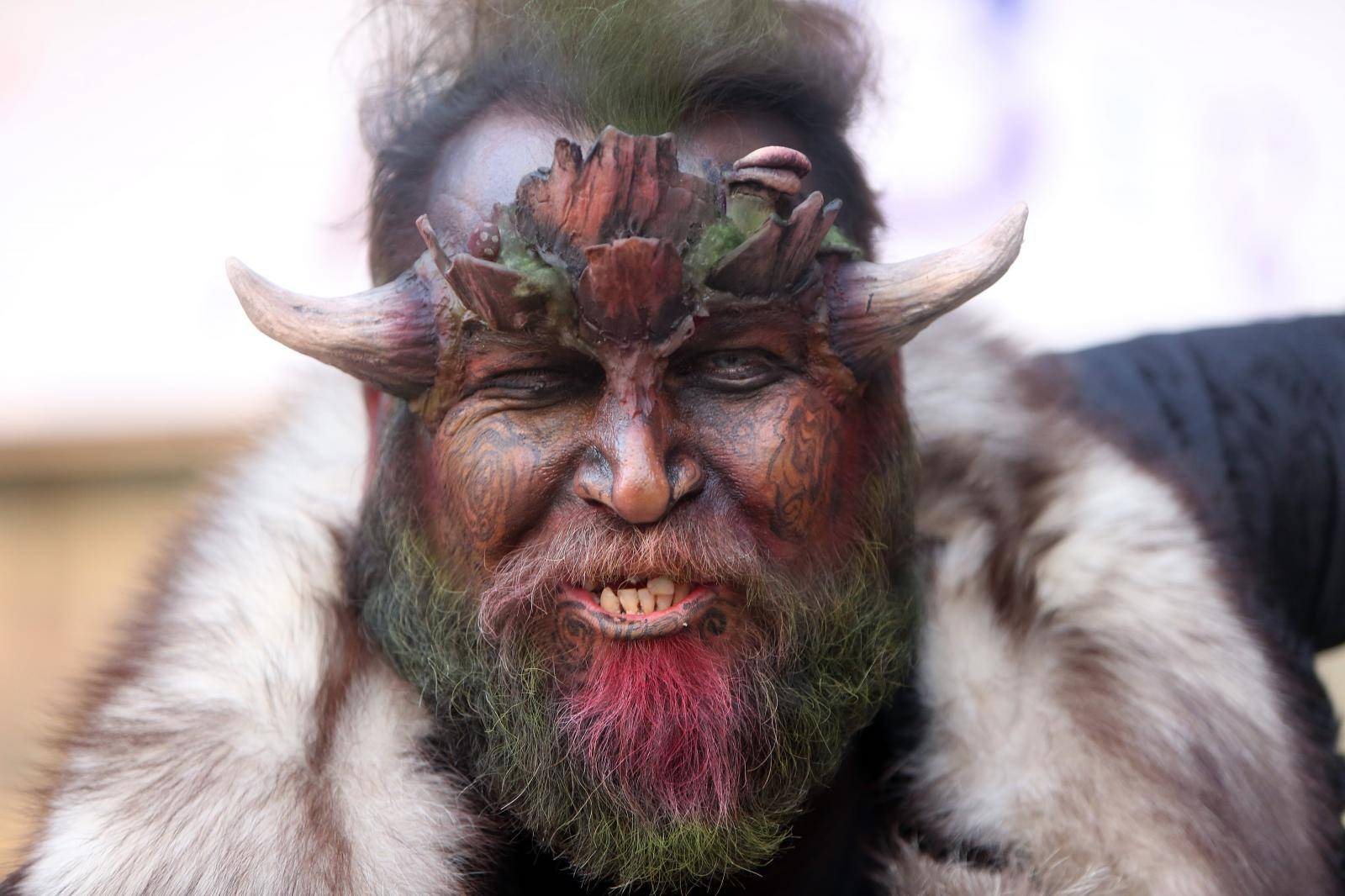 KarlovaÄki frizer maskiran u vikinga zabavlja i dotjeruje svoje muÅ¡terije
