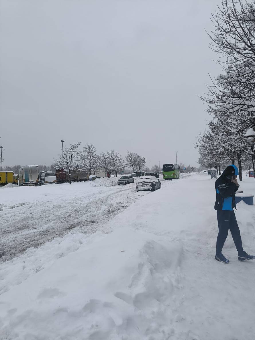 VIDEO Čak 30 studenata zapelo u mećavi kod Macole: 'Dali su nam da spavamo u restoranu'