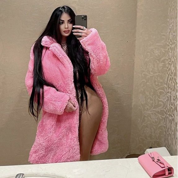 Kim Kardashian objavila vruću fotku u badiću, fanovi u šoku: Gdje ti je srednji prst, ženo?!