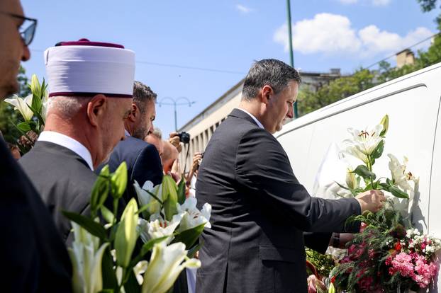 Sarajevo: Obitelji ubijenih u genocidu u Srebrenici ispratile su kombije u kojima se nalaze posmrtni ostaci ubijenih