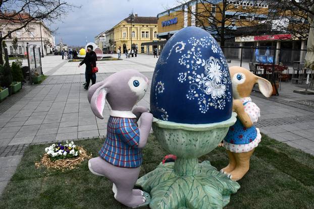 Slavonski Brod: Središnji gradski trg ukrašen velikim pisanicama