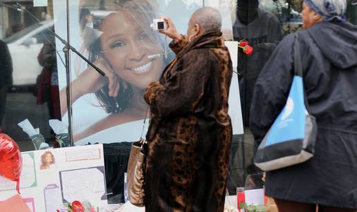 Opsjedaju mrtvozornika i tvrde da je Whitney zapravo ubijena