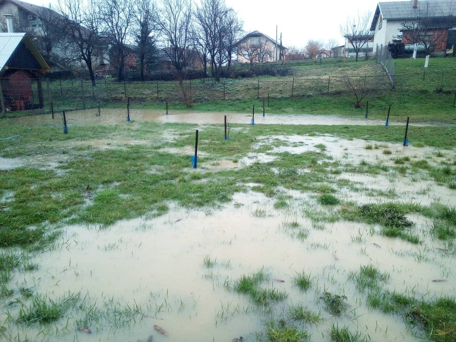 Zbog obilne kiše: Poplavile su ceste, voda je pred kućama