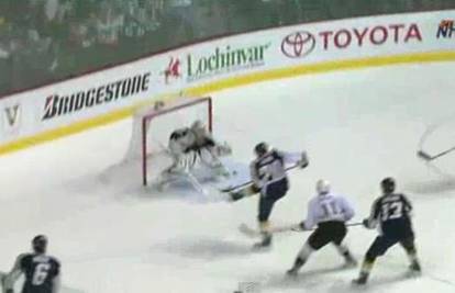 Samo u NHL-u: Hokejaš zabio krasan gol nogom od prečke!