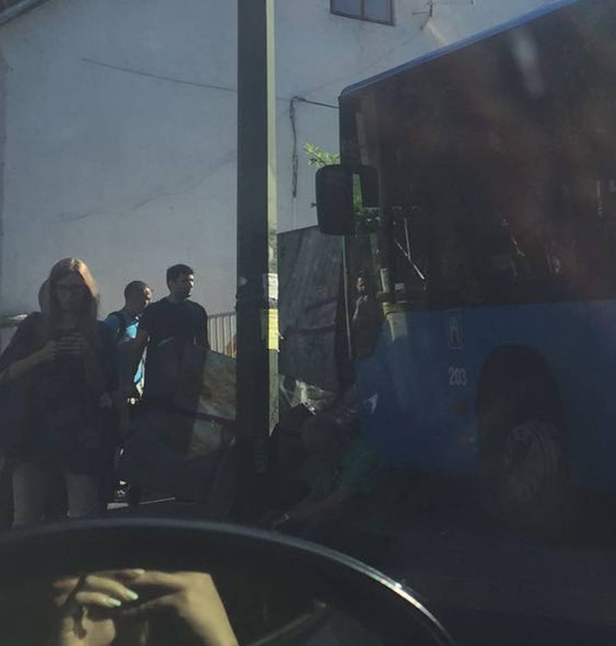 ZET-ov bus zabio se u ogradu: Četvero ljudi završilo u bolnici