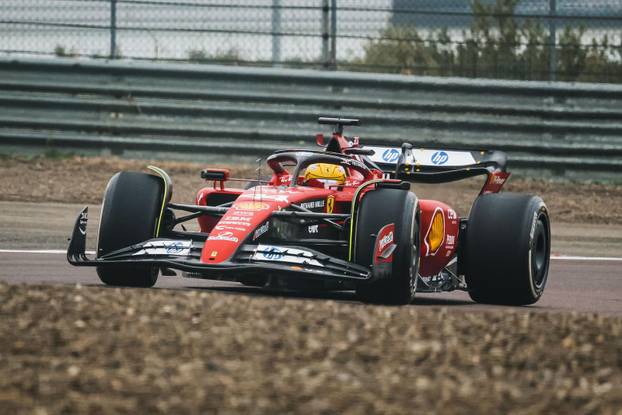 Prvi krug novog voza?a Ferrarija Lewisa Hamiltona tijekom dana testne vožnje u Fioranu
