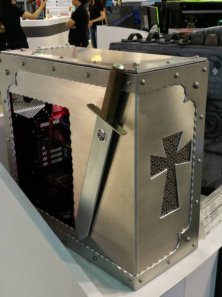 Na ovogodišnjem Computexu i Tesla je dobio vlastito kućište